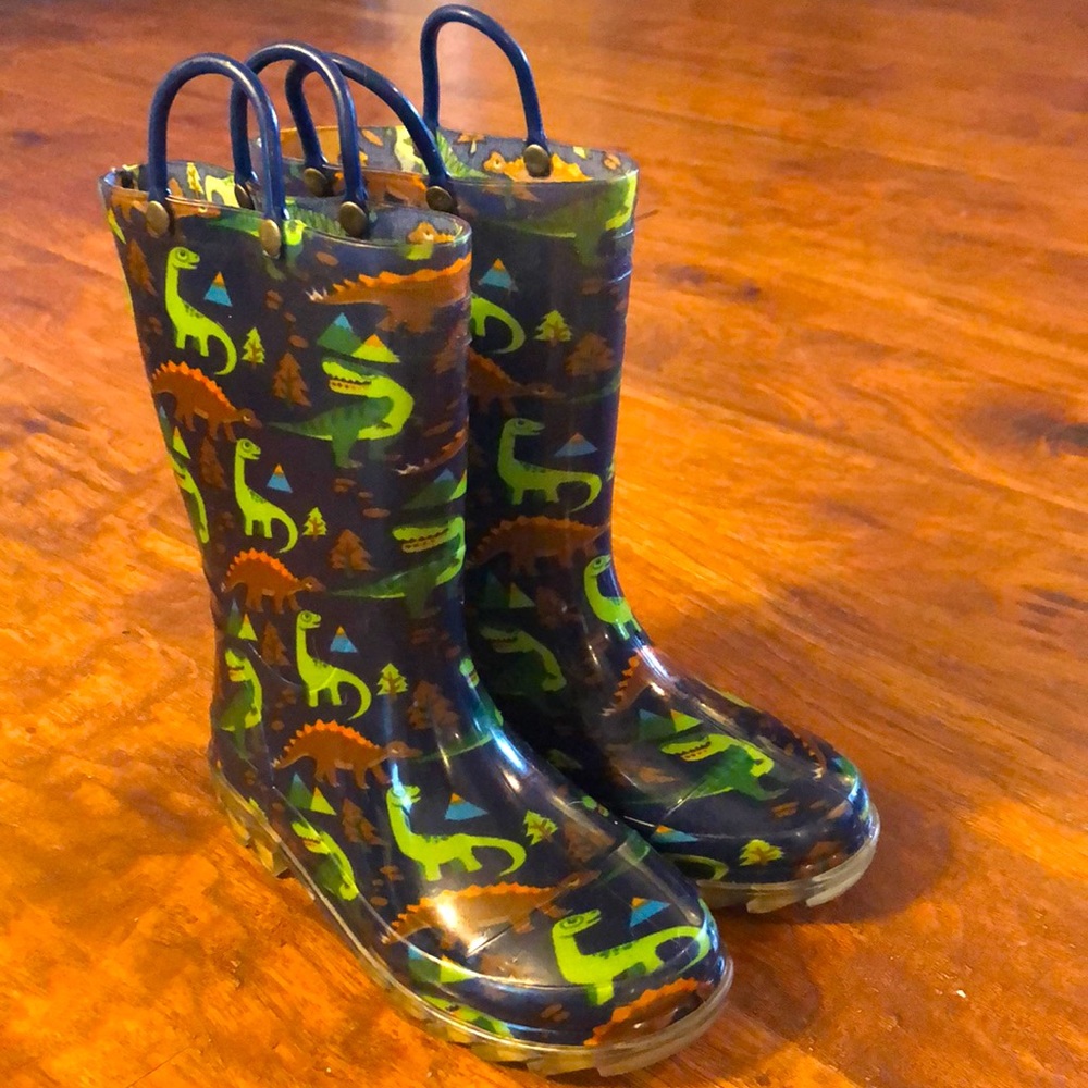 Boys rubber rain/snow boots. size on the bottom says 13/1